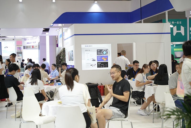 凯时尊龙人生就是博工作人员与现场参观者探求产品图4