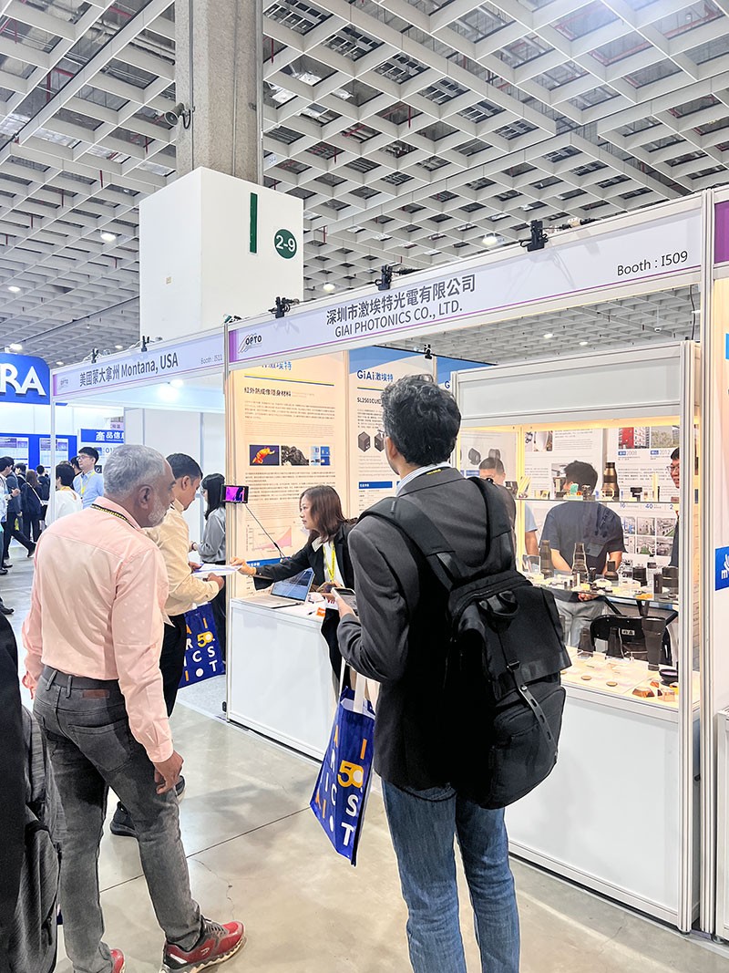 凯时尊龙人生就是博展会上红表镜头吸引国表友人参观