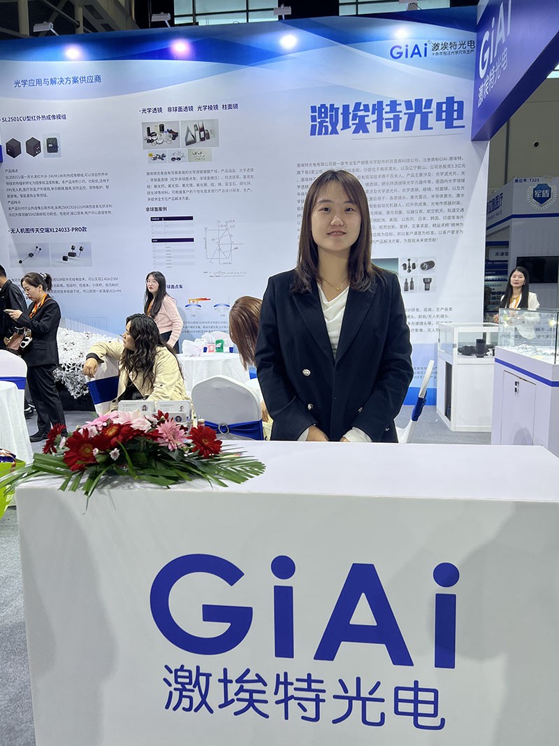 凯时尊龙人生就是博展会工作人员前台摄图