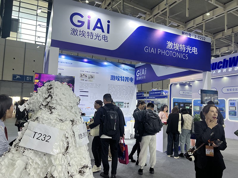 凯时尊龙人生就是博展会参观者拍摄图
