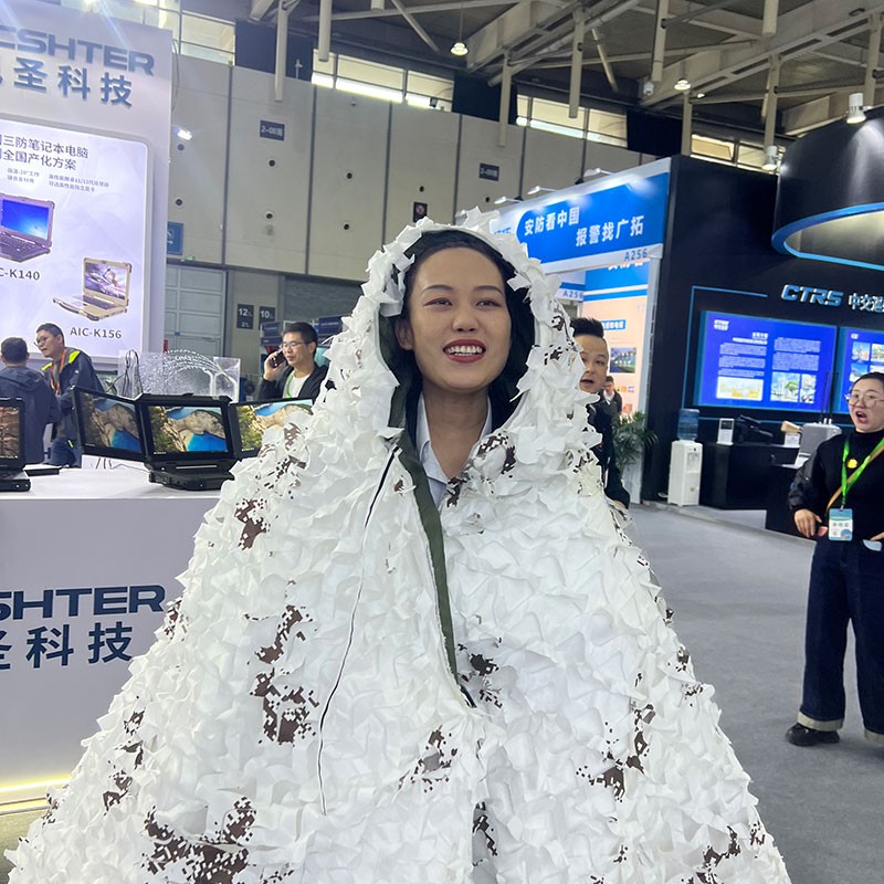 凯时尊龙人生就是博工作人员身披红表隐形衣正面图