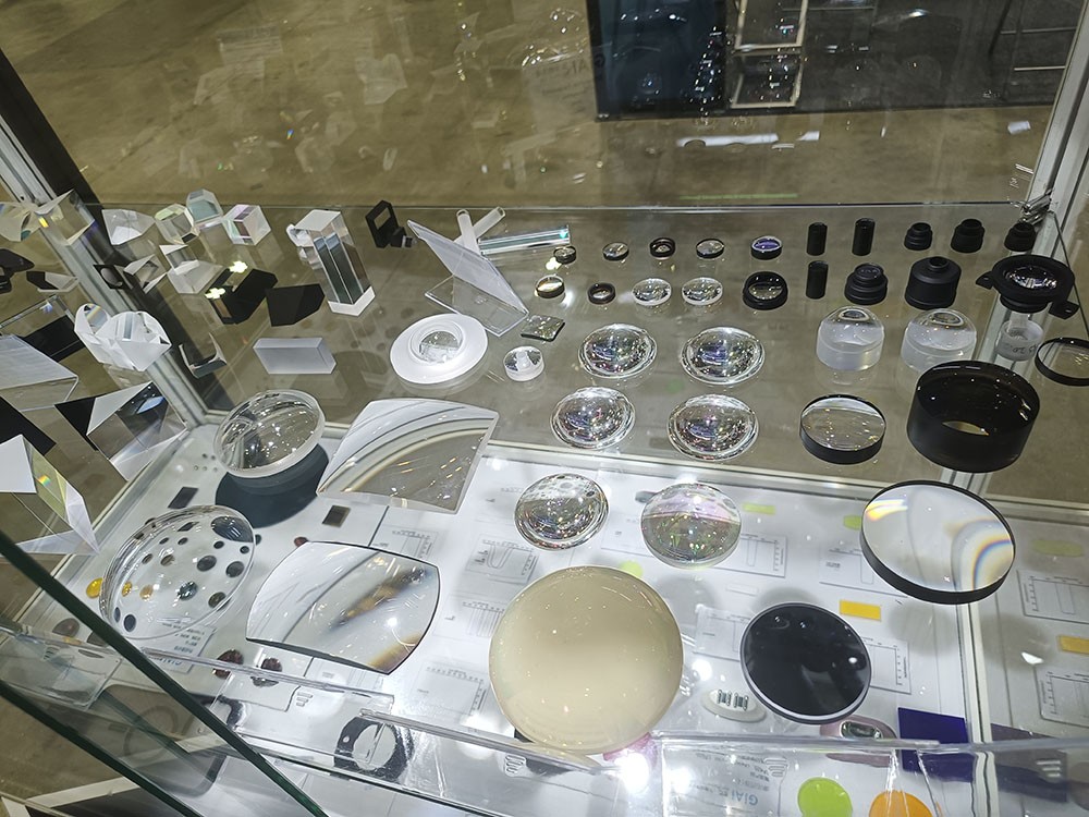凯时尊龙人生就是博透镜及非球面展品展示