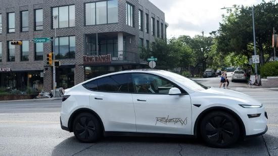 得州Robotaxi试点改装ModelY在交叉路口误闯红灯
