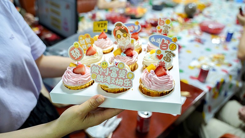 四月员工季度生日会幼蛋糕
